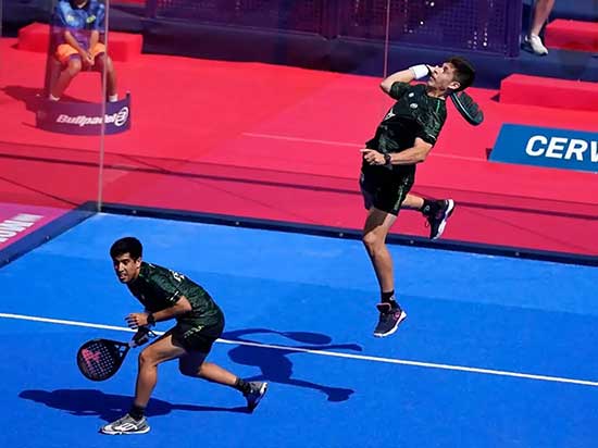 Jugadores en cancha de pádel