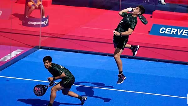 Pádel deporte mexicano Jugadores en cancha de pádel