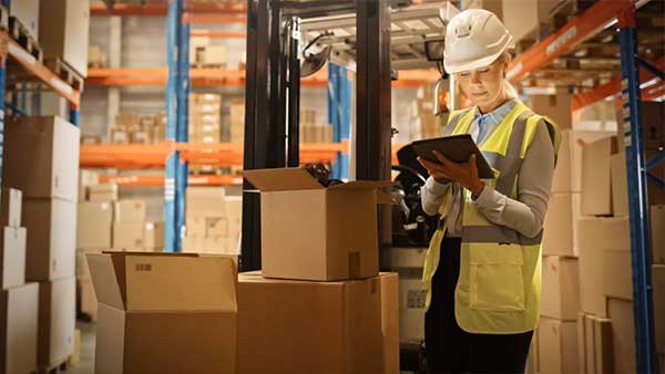 ¿Qué es la logística inversa y cuáles son sus beneficios? Almacén con cajas