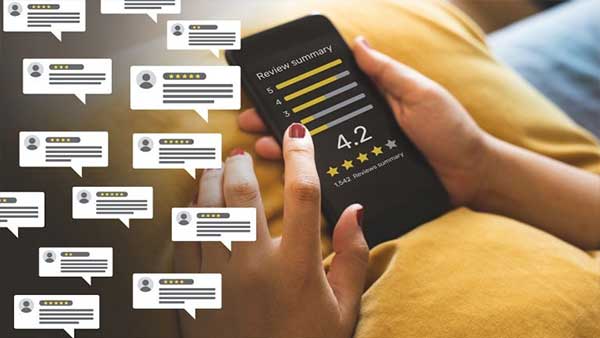 ¿Qué es una reseña y cómo benefician a tu ecommerce? Celular mostrando reseñas de ecommerce